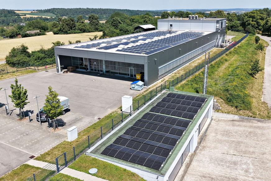 Firmengelände von Elsner Elektronik in Ostelsheim: Die Dachflächen von Produktion und Hangar werden komplett für Photovoltaik genutzt. Der neue Batteriespeicher am Hangar und der bestehende im Gebäude arbeiten zusammen.