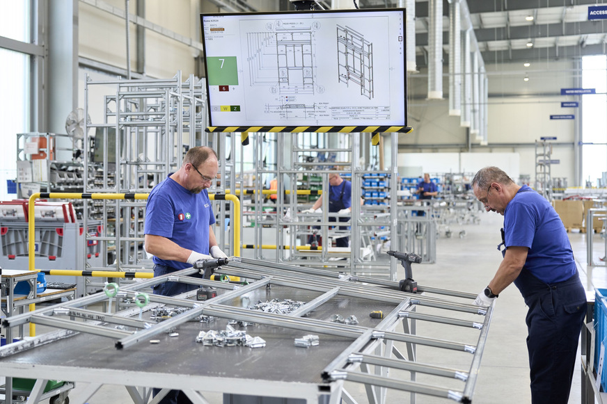 Bild 1 Industriell vorgefertigt entstehen projektspezifische Installationswände unter kontrollierten Bedingungen – eine Grundlage für eine hohe Ausführungsqualität und planbare Bauabläufe.