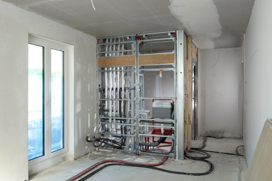 Bild 3 Tecesystem Installationswände werden als vollständig vorgefertigte Installationselemente – wie hier als Trennwand zwischen Bad und Küche – auf der Baustelle montiert.