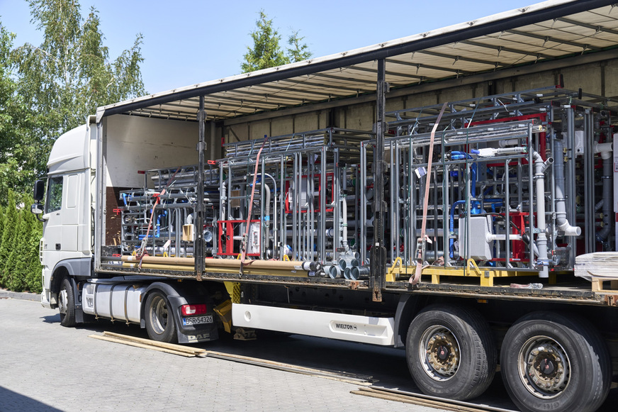 Bild 4 Just-in-time auf die Baustelle geliefert: Die vorgefertigten Installationswände werden transportsicher gebündelt angeliefert und an den Baufortschritt angepasst montagefertig bereitgestellt.