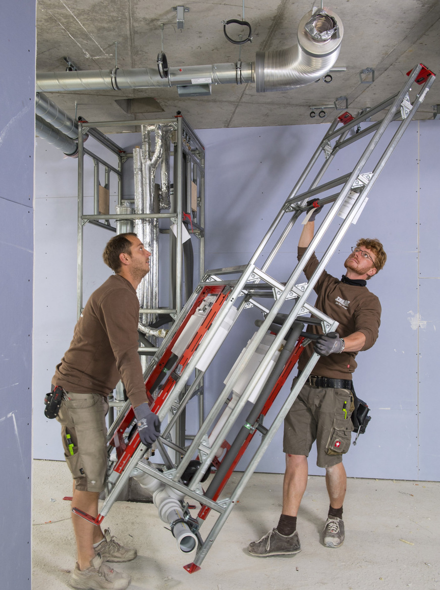 Bild 6 Vor Ort reduziert sich die Ausführung auf klar definierte Montageschritte. Die vorgefertigten Installationswände werden eingebracht, ausgerichtet und mit der Gebäudeinstallation verbunden.