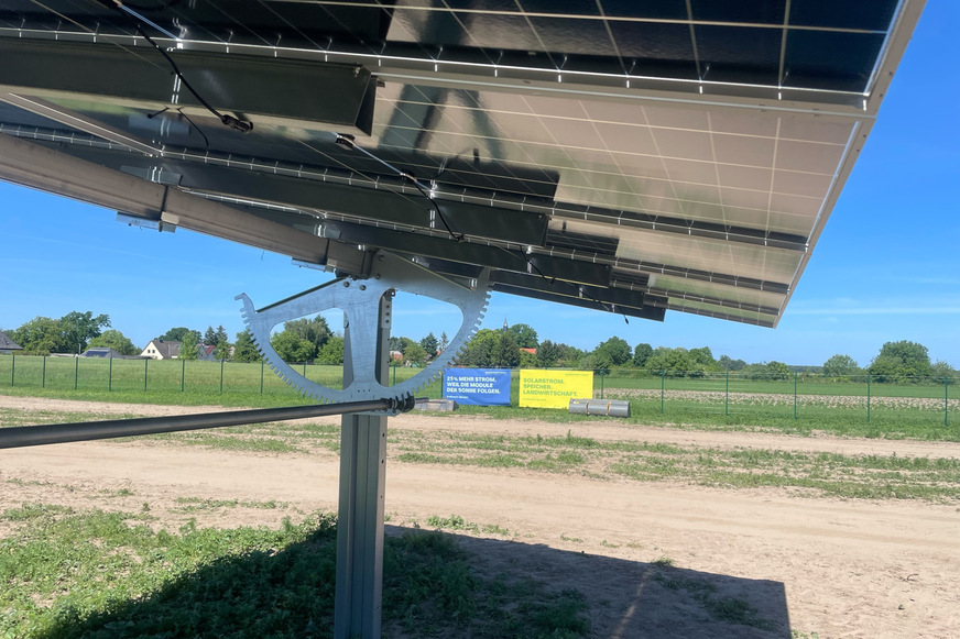 Bild 4 Solartracker in Arendsee: Das Nachführsystem folgt dem Sonnenstand und steigert den Solarertrag um rund 25 %.