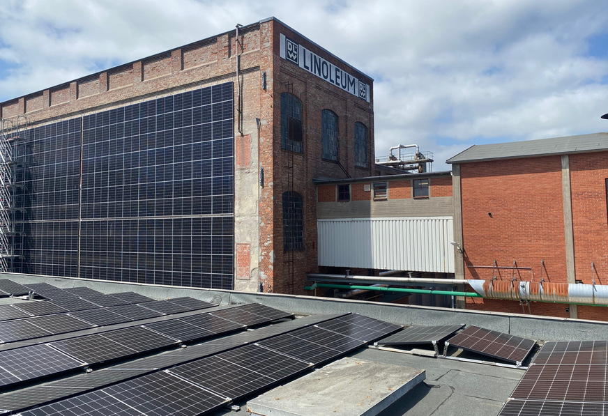 Bild 3 Bei Gerflor soll ein Batteriespeicher die Produktion bei Stromausfällen absichern und überschüssigen Solarstrom zwischenspeichern.