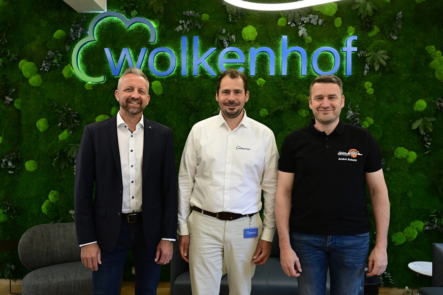 Bild 8 Den Gebäudebetreiber überzeugte der Total-Solution-Ansatz von Daikin (v. l.): Pascal Sansen (Supervisor Vertrieb Commercial Nord bei Daikin Airconditioning Germany), Nikolai Hofmeister (Geschäftsführer der Wolkenhof GmbH) und André Scholz (Geschäftsführer der Walter Scholz GmbH).