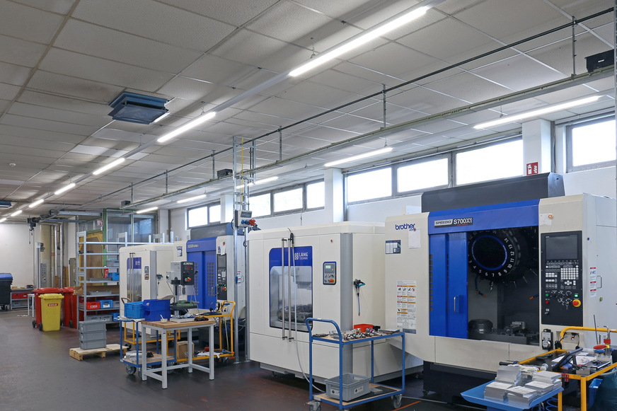 Bild 4 Das Lichtband SRT DC von Regiolux wurde gezielt für den Betrieb in Gleichstromnetzen mit 620 V bis 700 V ausgelegt und ermöglicht eine nahezu verlustfreie Nutzung regenerativer Energie. Lange Lichtbandstrukturen lassen sich mit nur einer Einspeisung realisieren.