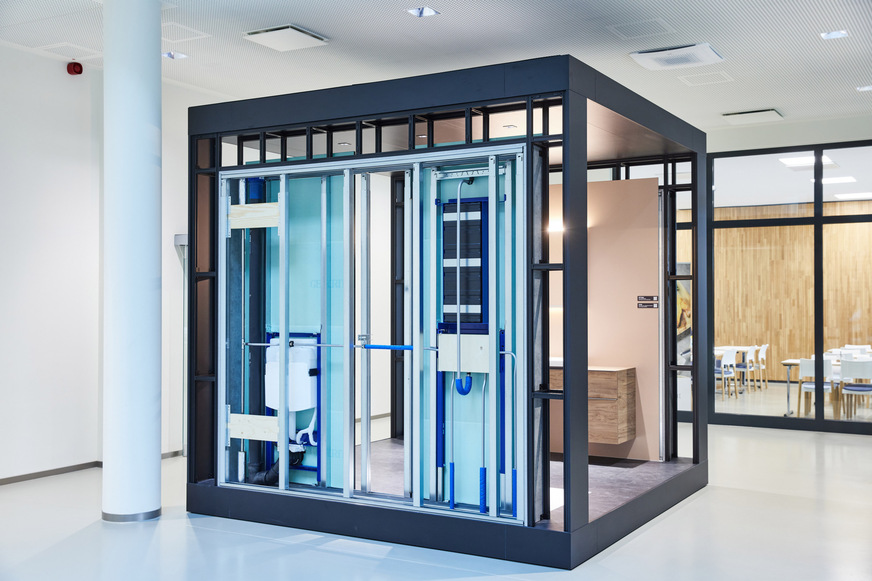 In Lichtenstein zeigt ein großer Ausstellungsbereich in den Schulungsräumen und im Foyer des Gebäudes die Geberit Systeme und Produkte an Exponaten.