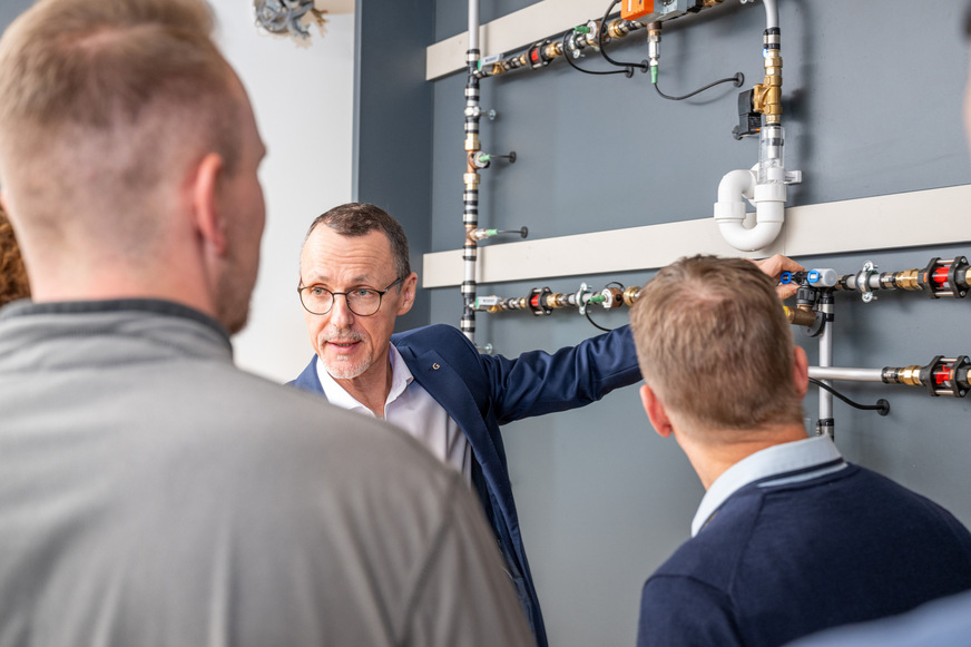 Sanitärprofis aus der Planung und Installation sowie der Wohnungswirtschaft können in den Seminaren im Geberit Informationszentrum Langenfeld Einblicke in die realen Vorgänge innerhalb der Trinkwasserinstallation gewinnen.