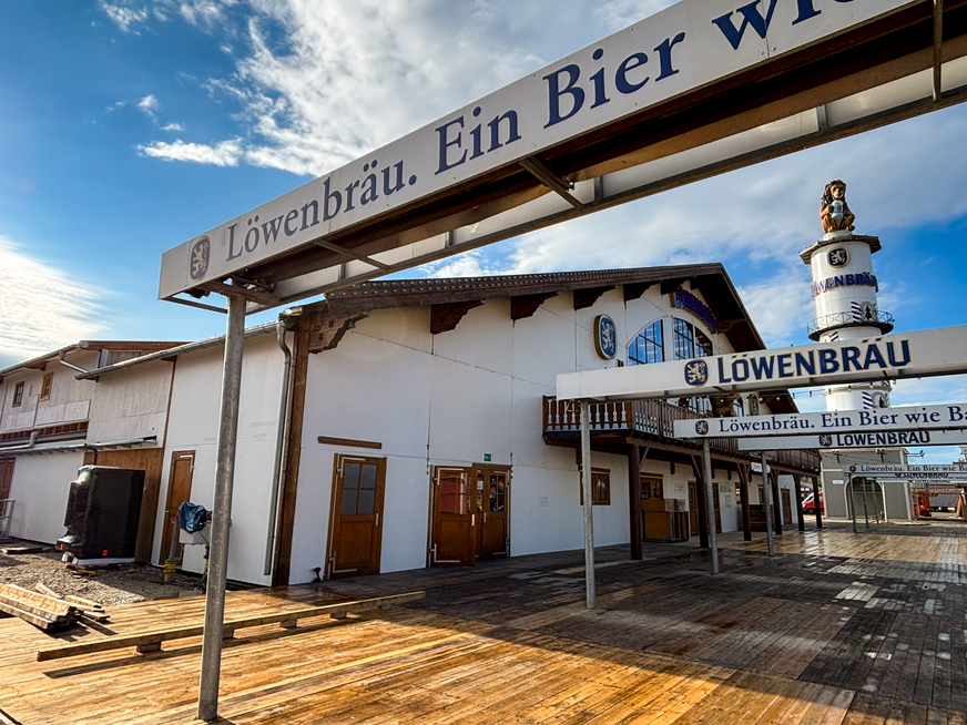 Im Löwenbräu-Festzelt sorgt dieses Jahr der Tesvolt Forton-Batteriespeicher (noch verpackt links im Bild) für Betriebssicherheit.