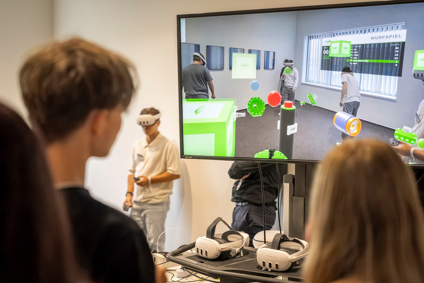 Junge Besucherinnen und Besucher tauchten mit VR-Brillen in die Welt der Kältetechnik ein und erkundeten sie virtuell.