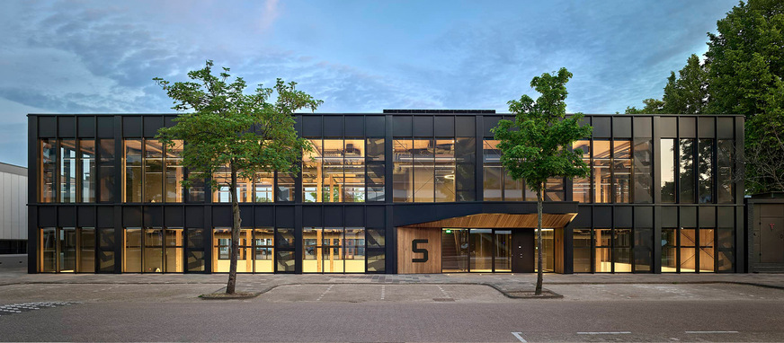 Bild 2 Das zweigeschossige Bürogebäude Rooswijck 5 in Amsterdam wurde in Holzbauweise aus Brettsperrholz (CLT) errichtet und zeichnet sich durch eine klare, reduzierte Architektursprache aus.