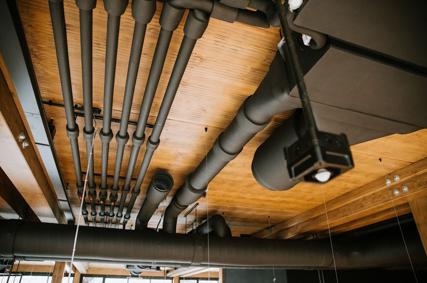 Bild 4 Die Elastomer-Dämmung schützt die Leitungen technisch und ist zugleich Teil der architektonischen Gestaltung.