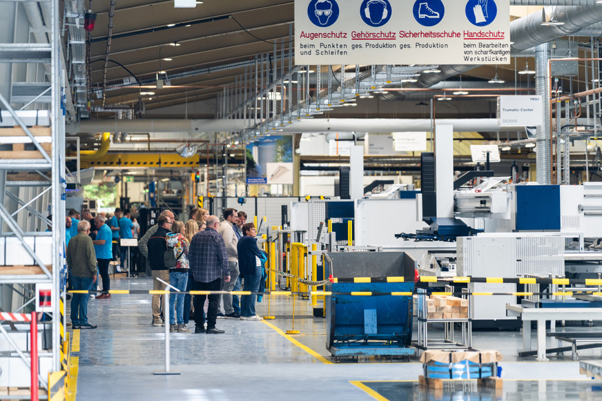 Beim Familientag erhielten die Gäste Einblicke in Produktionsbereiche, die für Besucher sonst nicht zugänglich sind, und erlebten moderne Fertigungsprozesse aus nächster Nähe.
