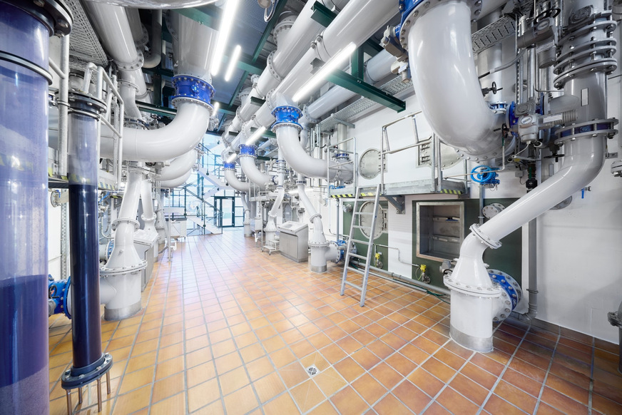 Bild 1 Je nach baulicher Situation wurde die parsa-Feuchtraumleuchte im Wasserwerk Tolkewitz direkt oder abgependelt in Tragschienen montiert.