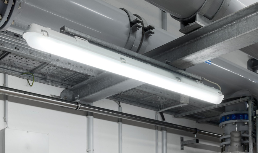 Bild 2 Für den Feuchtraumeinsatz ausgelegt: Die parsa kombiniert IP65-Schutz mit effizienter LED-Technik und einer Lichtausbeute von bis zu 149 lm/W.