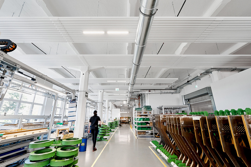 Bild 3 Für optimale Lichtverhältnisse wurden zusätzlich LED-Beleuchtungselemente in die Deckenstrahlplatten integriert.