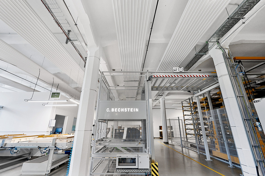 Bild 4 Die Strahlungswärme der Deckenstrahlplatten erwärmt Oberflächen und Personen, ohne große Luftmassen aufheizen zu müssen. Die Deckenstrahlplatten sind in 4 m Höhe montiert.