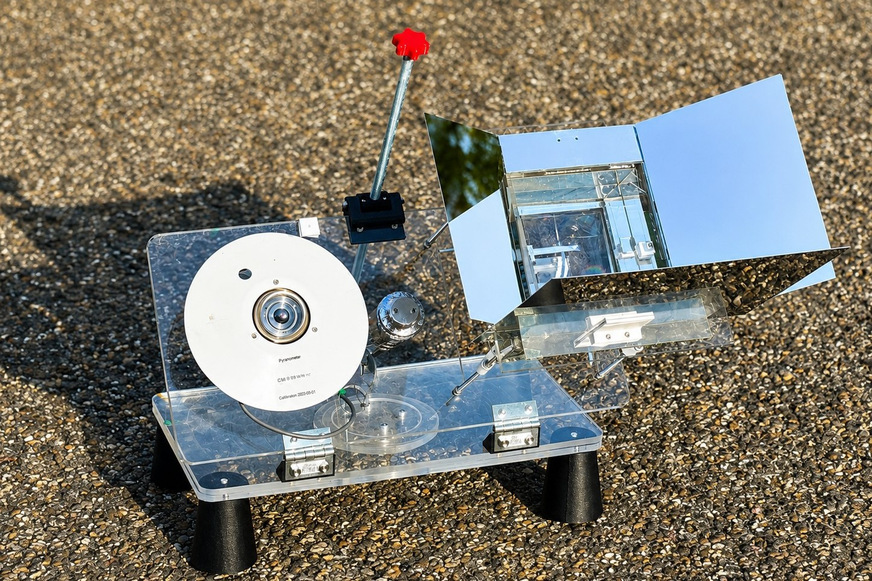 Prototyp eines hybriden Strahlungskühlungs- und Solarsystems zur gleichzeitigen Erzeugung von Strom, Wärme und Kälte.