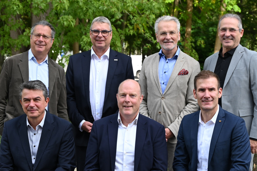 Vorstand und Geschäftsführung des FGK. Vorne von links: Professor Konstantinos Stergiaropoulos, Frank Ernst,&nbsp; Simon Nehls.&nbsp;Hinten von links: Dror Peled, Matthias Reitzenstein, Professor Christoph Kaup und Udo Jung.