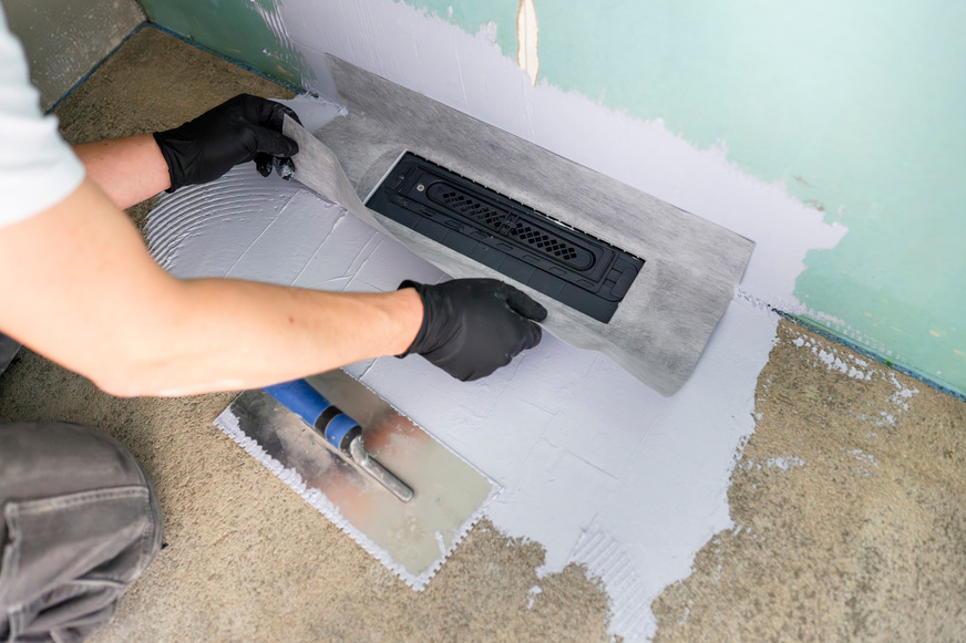 Fliesenleger bzw. Abdichter führen die eigentliche Abdichtung fachgerecht aus. Hier Bodenablauf DallFlex 2.0 mit faltenfreier einklickbarer Dichtmanschette.