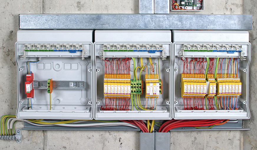 Bild 2 Anwendungsbeispiel: Überspannungsschutz für Energie- und Datenleitungen einer Brandmeldeanlage.