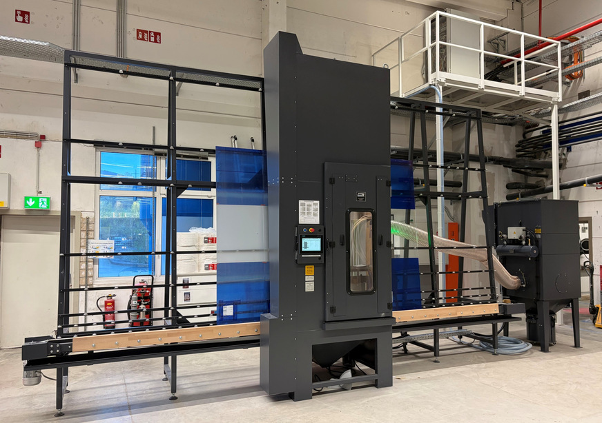 Bild 3 In der Glasmattierungsanlage von HSK entstehen durch eine präzise Bearbeitung dekorative Glasmattierungen.