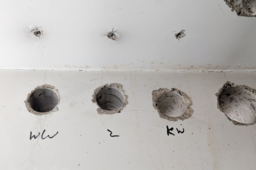 Bild 2 Sieht harmonisch aus, ist immer noch die übliche Installationsweise und dennoch aus thermischen Gründen nicht optimal: Kaltwasserleitungen gehören räumlich möglichst weit entfernt von der Warmwasserzirkulation und nicht nebeneinander in denselben Bauraum.
