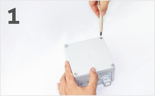 1. Öffnen Sie das Gehäuse mit einem normalen Schraubendreher. - © MSR-Electronic GmbH