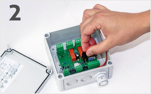 2. Lösen Sie das Sensorkabel und schrauben Sie den ausgedienten Sensorkopf ab. Die gelbe LED leuchtet auf. - © MSR-Electronic GmbH
