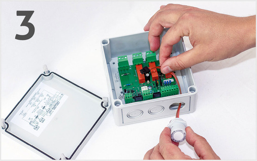 3. Tauschen Sie den Sensorkopf aus. Verbinden Sie das Kabel des neu kalibrierten Kopfes mit der Platine. Die gelbe LED erlischt wieder. - © MSR-Electronic GmbH