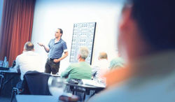 Die Uponor Academy ist stets am Puls der Zeit: Nah an Wissenschaft und Technik, erhalten Planer dort maßgeschneiderte Schulungen mit wertvollen Praxistipps, die direkt in den Projekten umgesetzt werden können.
