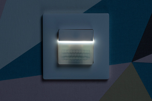 Dank des Orientierungslichts sorgt der theMura-Präsenzmelder für mehr Sicherheit in Fluren und Treppenhäusern.