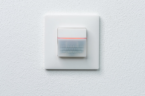 Die rote Status-LED signalisiert die Zustände des Melder während der Programmierung per App und Fernbedienung - © Theben AG