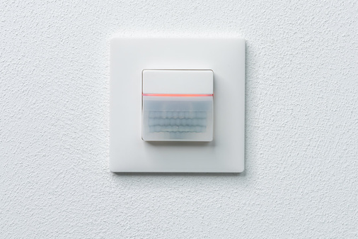 Die rote Status-LED signalisiert die Zustände des Melder während der Programmierung per App und Fernbedienung