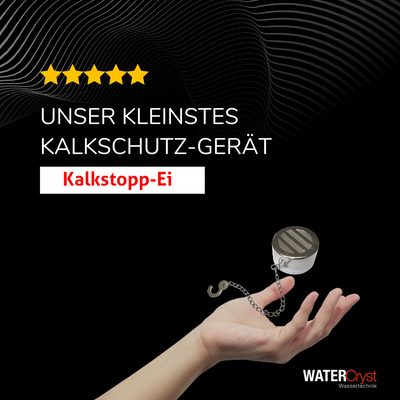 Eine Hand hält ein kleines Kalkstopp-Ei Kalkschutzgerät mit fünf Sternen über deutschem Text.