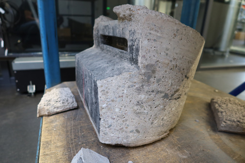 Der alte trapezförmige Bodenluftauslass in Betoneinfassung.