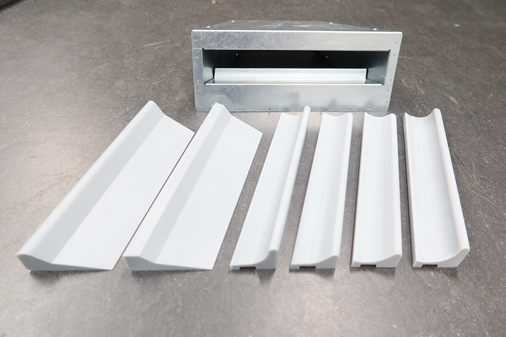 Prototyp des neuen Kiefer Bodenluftdurchlass mit verschiedenen Ausblaskontur-Modellen aus Stufenkante und Schmutzfang.