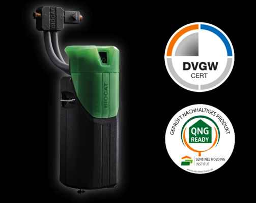 Ein schwarz-grünes Biocat-Gerät neben den Logos der DVGW- und QNG-Ready-Zertifizierung auf schwarzem Hintergrund. - © Watercryst