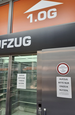 Bild 8:  Anweisung zur Vereinzelung bei Nutzung des Aufzugs.