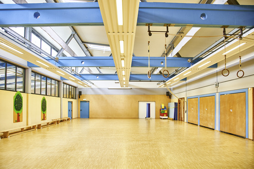 Bild 6:  Auch die Gymnastikhalle wurde im Jahr 2015 generalsaniert und wird seitdem über Deckenstrahlplatten beheizt.