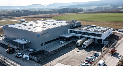 Die Erträge der über 2000 m 2  großen Photovoltaik-Anlage auf dem Dach des Logistikzentrums wird auch in den Lithium-Ionen-Batterietechnik der Staplerflotte gespeichert. - © Afriso-Euro-Index
