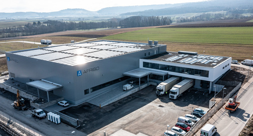 Die Erträge der über 2000 m 2  großen Photovoltaik-Anlage auf dem Dach des Logistikzentrums wird auch in den Lithium-Ionen-Batterietechnik der Staplerflotte gespeichert.