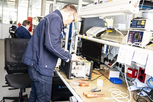 Die Afriso-Mitarbeiter finden deutlich verbesserte Arbeitsbedingungen vor – vom Servicebereich für die Gerätewartung bis hin zu den Packstationen im Lager.