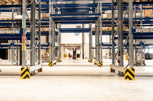 Modernste Regalsysteme und Maßnahmen wie eine „Multi-Order-Kommissionierung“, papierlose Logistikabwicklung und …