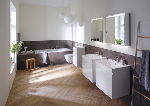 Geberit: Familienbad mit Renova Plan Badewanne.