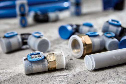 Für einwandfreie Hygiene sorgen bei Geberit FlowFit Schutzkappen auf Fittings, Gewindefittings und Rohrleitungen.