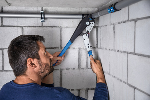 Handpresszange für Geberit FlowFit im Einsatz.