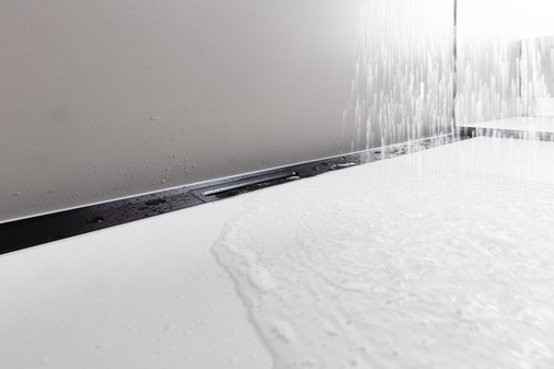Viega: Oberflächengeführte Punktentwässerung für bodengleiche Duschen: Advantix Cleviva. - © Viega
