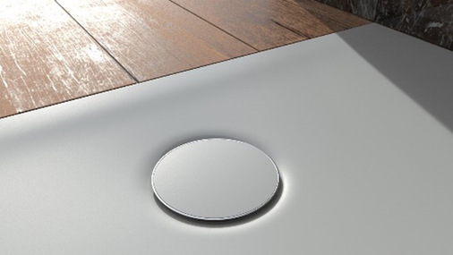 Der Ablaufdeckel der Duschfläche Geberit Olona wird von einem schmalen Chromring umfasst. Das verleiht ihm einen scheinbar schwebenden Eindruck.