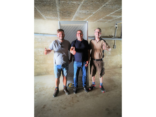 Im Rahmen der Spende boten Roth Mitarbeiter zudem den Montageservice vor Ort.