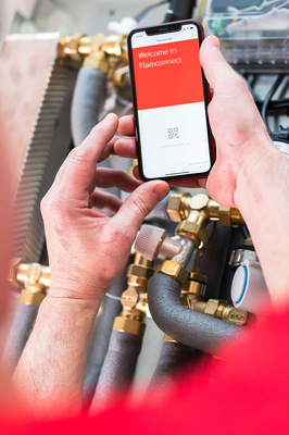Flamco: Über eine Bluetooth-Schnittstelle können Installateure und Servicetechniker die LogoTronic kabellos mit einem mobilen Endgerät verbinden. Die App Flamconnect bietet eine einfache Möglichkeit, die Logotherm-Wohnungsstationen zu bedienen, auszulesen und zu warten.